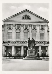 XXX oN Weimar National-Theater mit Denkmal